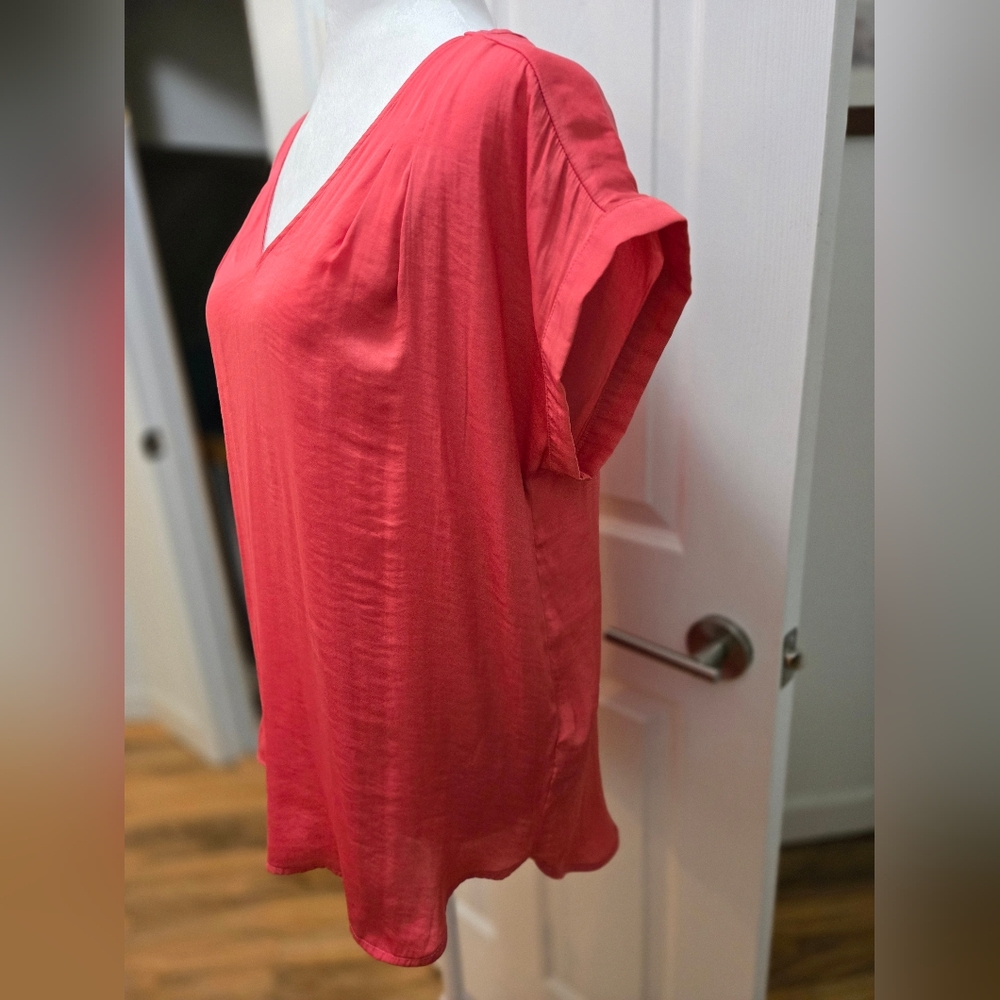Vera Wang, Women's V-Neck Coral Short Sleeve Top. Med. - Picture 8 of 16